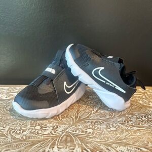 Nike Toddler Shoes - Size 4 (Black/White)